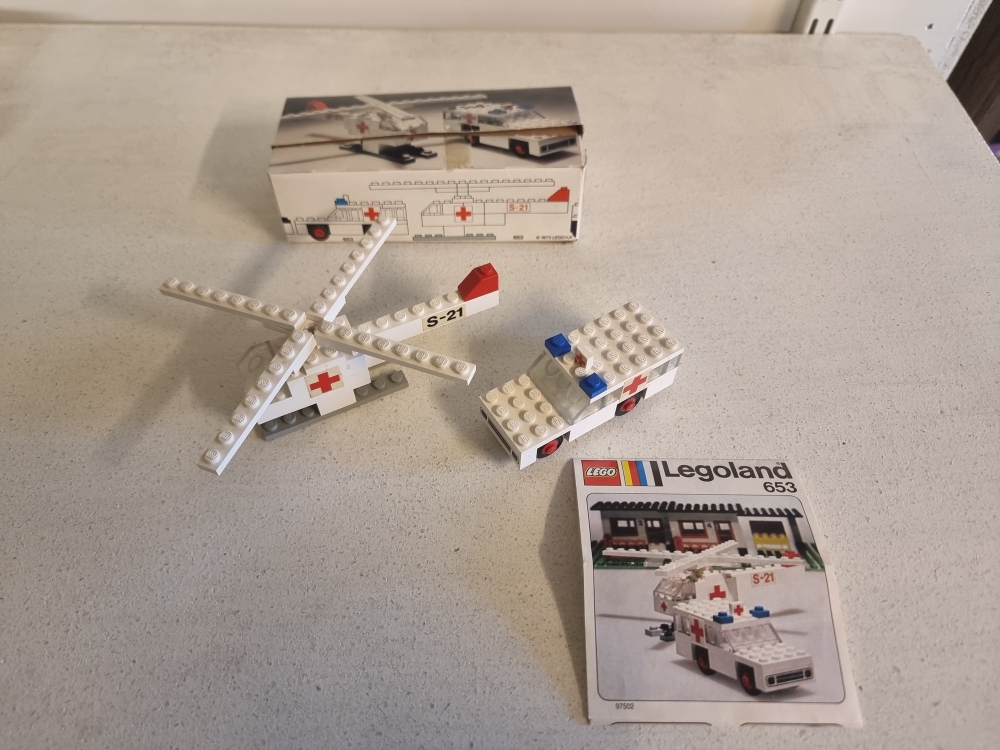 Sett 653 fra Lego Legoland serien.
Veldig fint sett. Komplett med manual og eske.
Alle klistremerker på plass