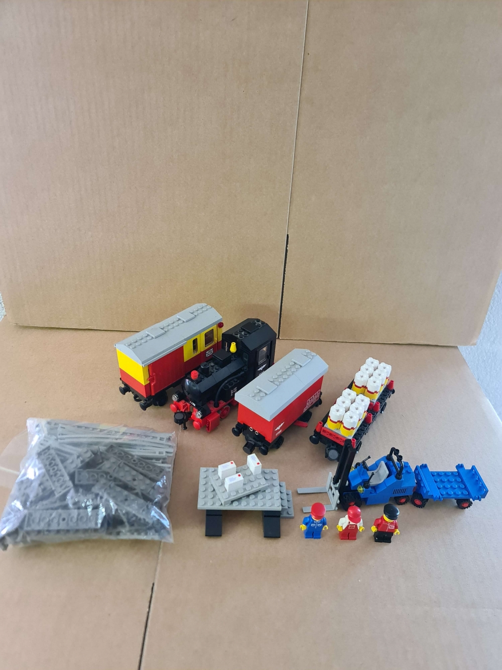 Sett 7722 fra lego Train : 4.5v serien.
Settet er 100 % komplett. Nydelig sett. Helt nye repro klistremerker satt på i dag.
Testet og fungerer. Ingen lekkasje I batterivogn. Gummi på hjul er dårlige.
Uten manual med det finner du på nett.
