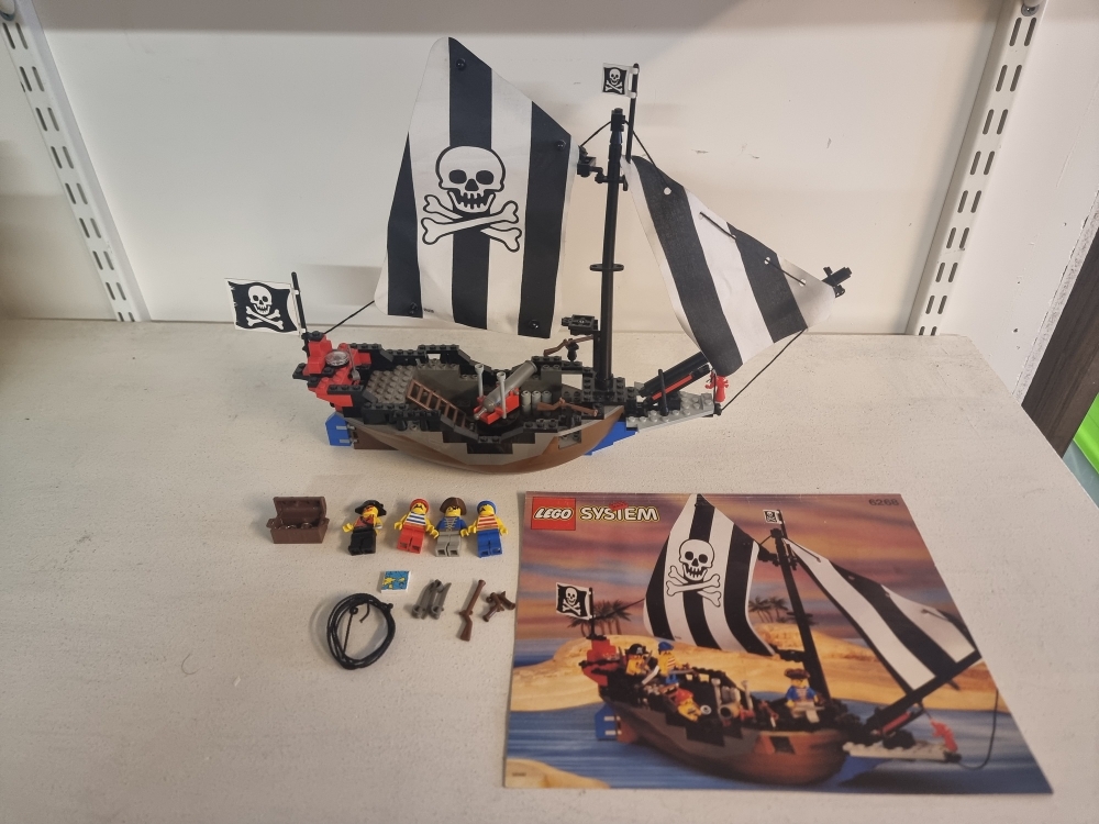 Sett 6268 fra Lego Pirates _ Pirates 1 serien.
Veldig fint sett..
Komplett med strøken manual.
