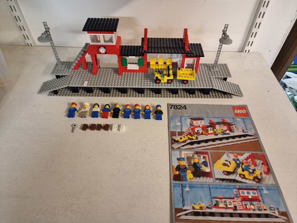Sett 7824 fra Lego Train : 4.5V serien
Nydelig sett. Komplettmed manual.
Alle klistremerker på
Kun originale brikker.