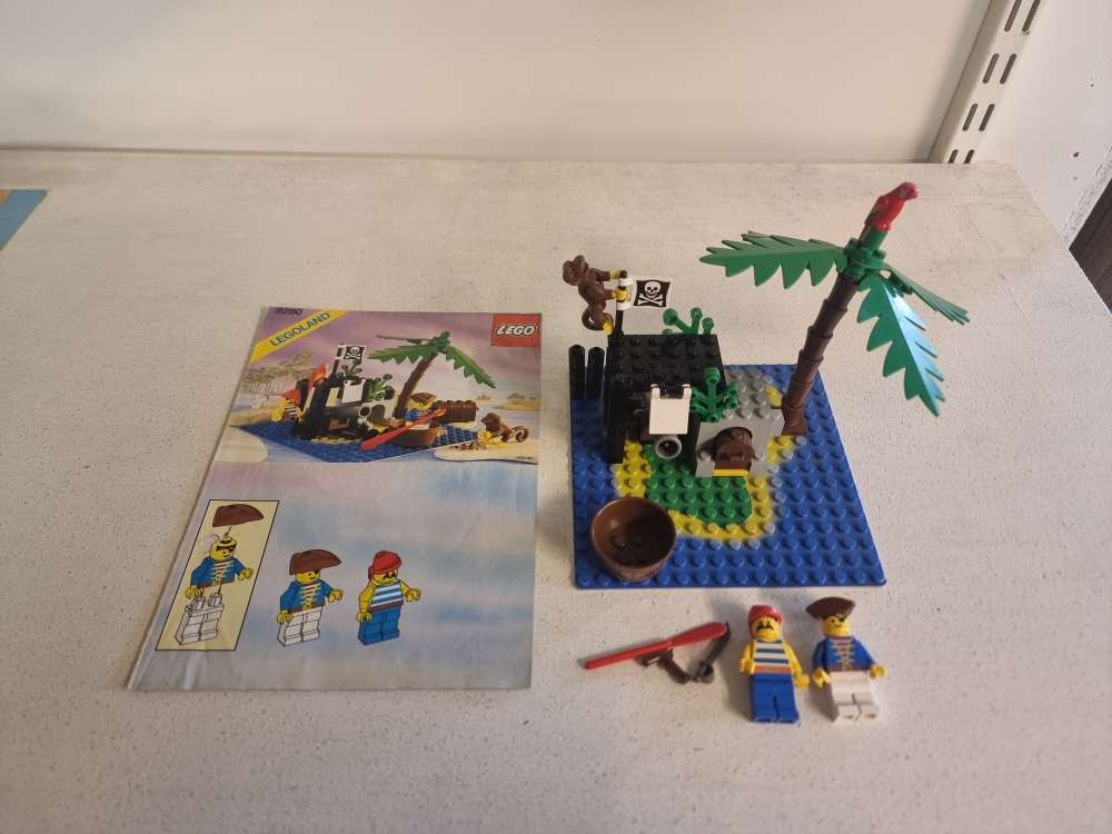 Sett 6260 fra Lego Pirates : Pirates 1 serien.
Bortimot perfekt sett.
Komplett med manual.