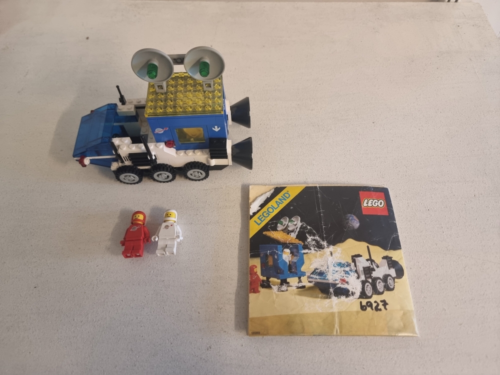 Sett 6927 fra Lego Classic Space serien.
Pent brukt sett. Noe bruksmerker og nyanseforskjeller.
Komplett med litt teipet manual.