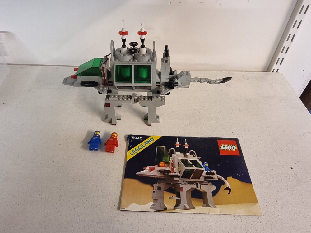 Sett 6940 fra Lego Classic Space serien.
Fint sett. Noe bruksmerker grunnet alder.
Komplett med manual.