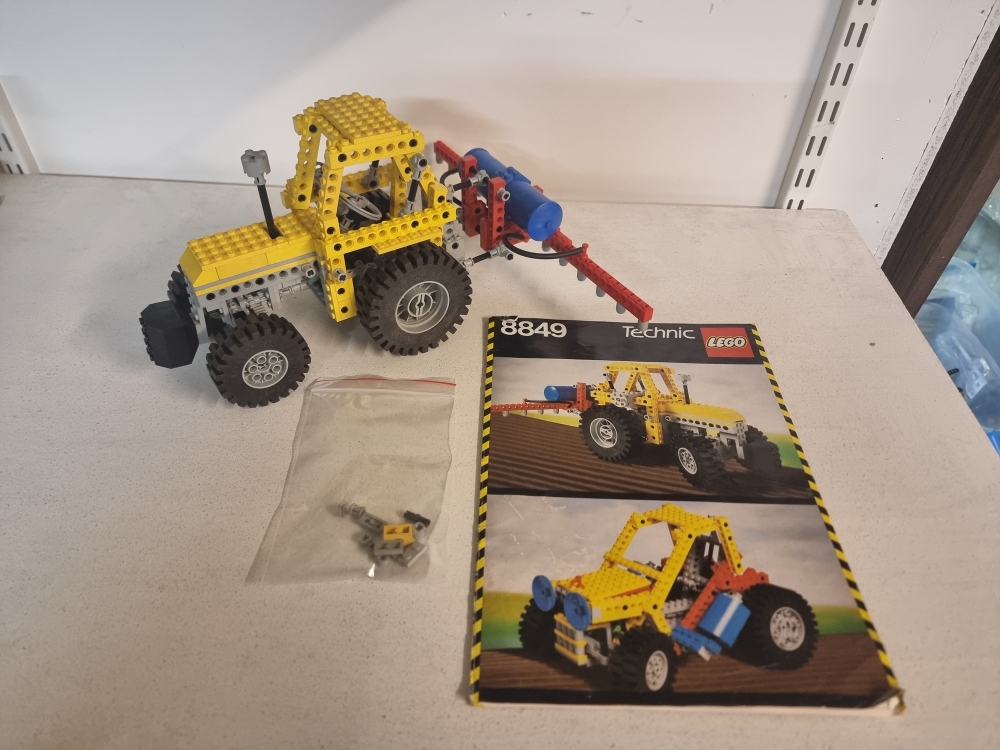 Sett 8849 fra Lego Technic serien.
Komplett med manual.
Pent sett med en del bruksmerker grunnet alder.