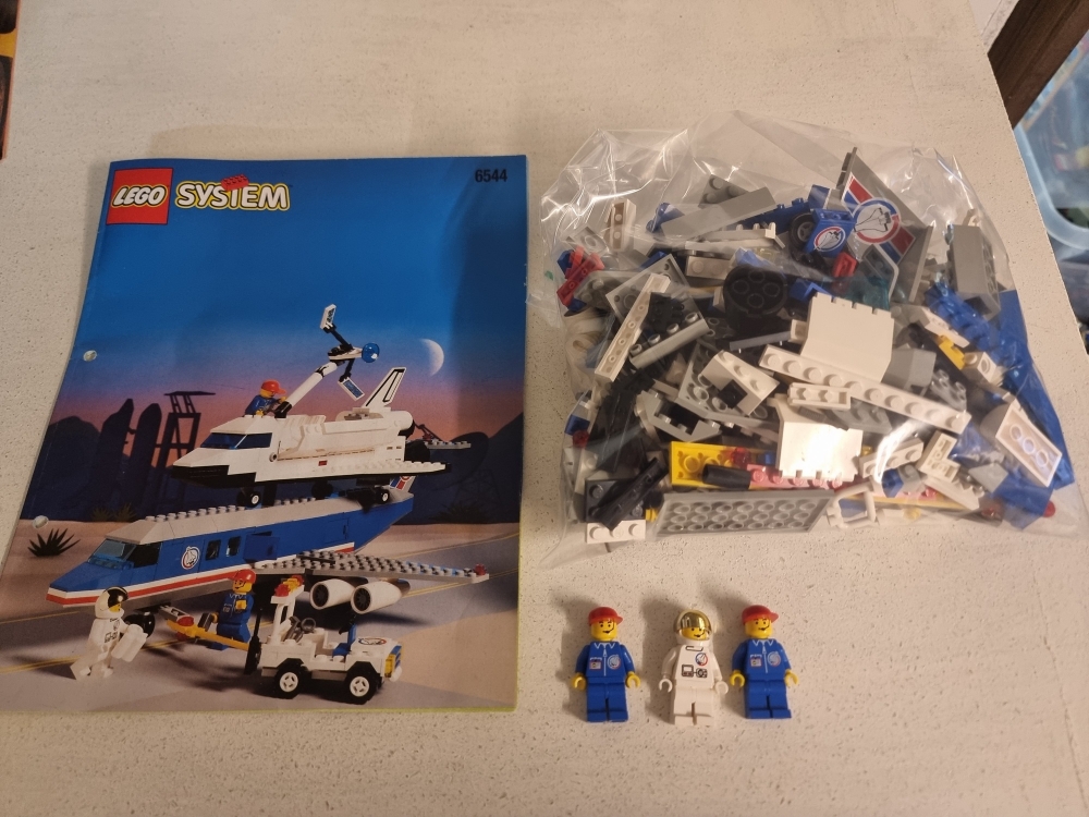 Sett 6544 fra Lego Classic Town serien.
Meget pent sett. Nesten ikke bruksmerker.
Alle klistremerker på plass.
komplett med manual.