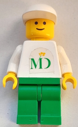 MD Foods - White Torso (Sticker on Both Sides), Green Legs, White Cap
Komplett. Klistremerke kun foran. I god stand.