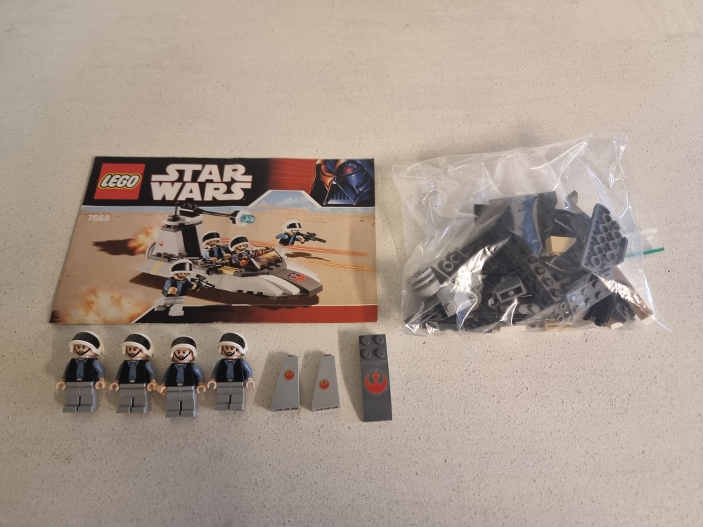 Sett 7668 fra Lego Star Wars : Episode 4/5/6 serien.
Pent sett.
Komplett med manual.
