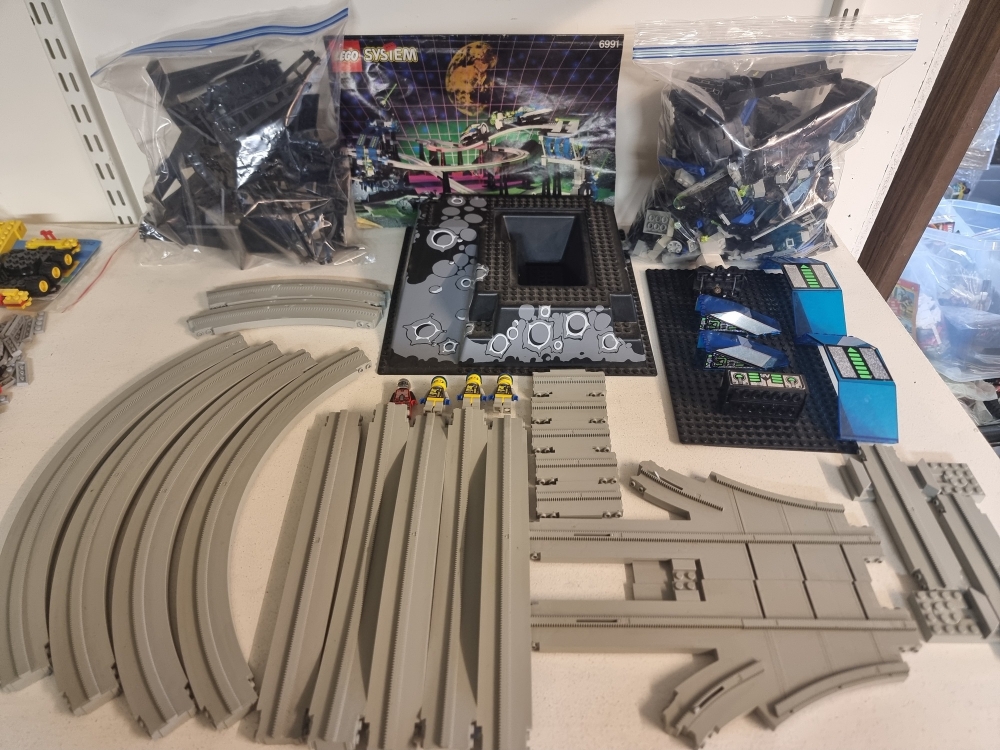 Sett 6991 fra Lego Sapce : Unitron serien.
Pent sett.
Komplett med manual.
Merk : Defekt motor?

