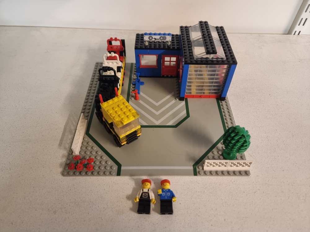 Sett 1966 fra Lego Classic Town serien.
Komplett med alle klistremerker. Uten manual.
Settet har kun originale brikker og har en del bruksmerker.