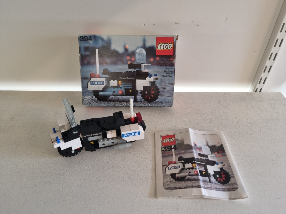 Sett 394 fra Lego Hobby Sets serien
Komplett med manual, eske og alle klistremerker. Merket med 394 foran er noe dårlig og delt. Ellers se bilder for tilstand.
Settet er 46 år gammelt så nyanseforskjeller og merker vil forekomme.