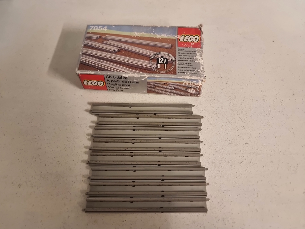 Sett 7854 fra Lego Train : 12V serien.
Brukt men fungerer. Kan renses med stålull for å bli gode som nye.
Med eske.