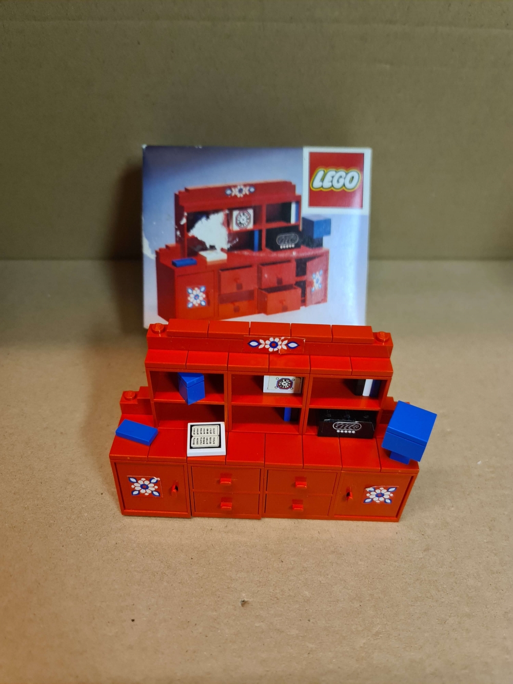 Sett 194 fra Lego Homemaker serien.

Nydelig sett. Ser ut som nytt.
Komplett med eske uten manual.