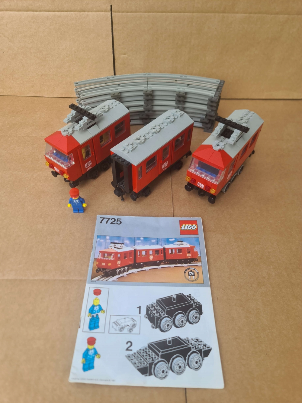 Sett 7725 fra Lego Train : 12v serien.
Flott sett. 100% komplett med nye gummiringer på hjul som alltid morkner.
Manual er også med. Fullt sett med originale DB klistremerker. God brukt stand.