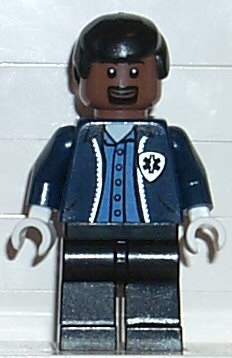 Ambulance Driver, Dark Blue Torso with EMT Star of Life Logo, Black Legs, Black Male Hair
Komplett. Ett merke på toppen av hode ved stud, men synes ikke med hår på.