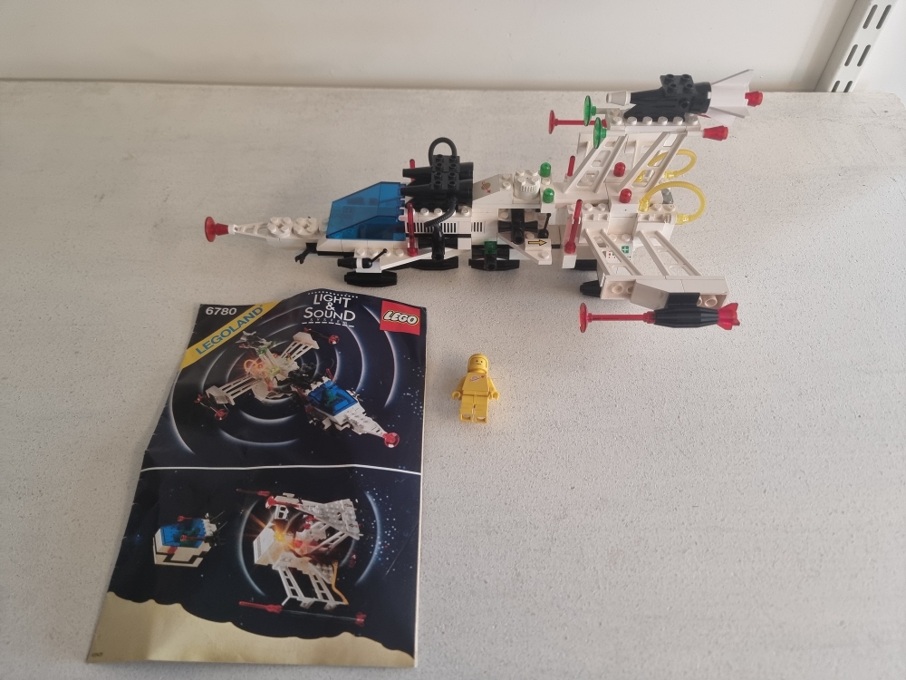 Sett 6780 fra Lego Classic Space serien.
Pent sett. Noe bruksmerker og nyanseforskjeller men ikke mye.
Komplett med manual. Elektronikk fungerer.
