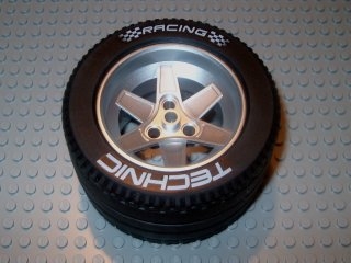 Wheel 62mm D. x 46mm Technic Racing Large, with Black Tire Technic Racing Large with 'Technic Racing' White Pattern (22969 / 32296pb01)
Fra sett 8458 - Silver Champion.
Komplett i god stand.