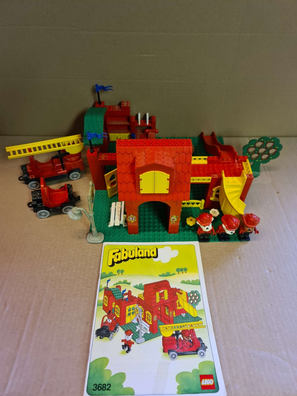 Sett 3682 fra Lego Fabuland serien.
Pent sett under litt støv.
Komplett foruten ett av 2 ringeklokkeklistremerker.
Med manual.