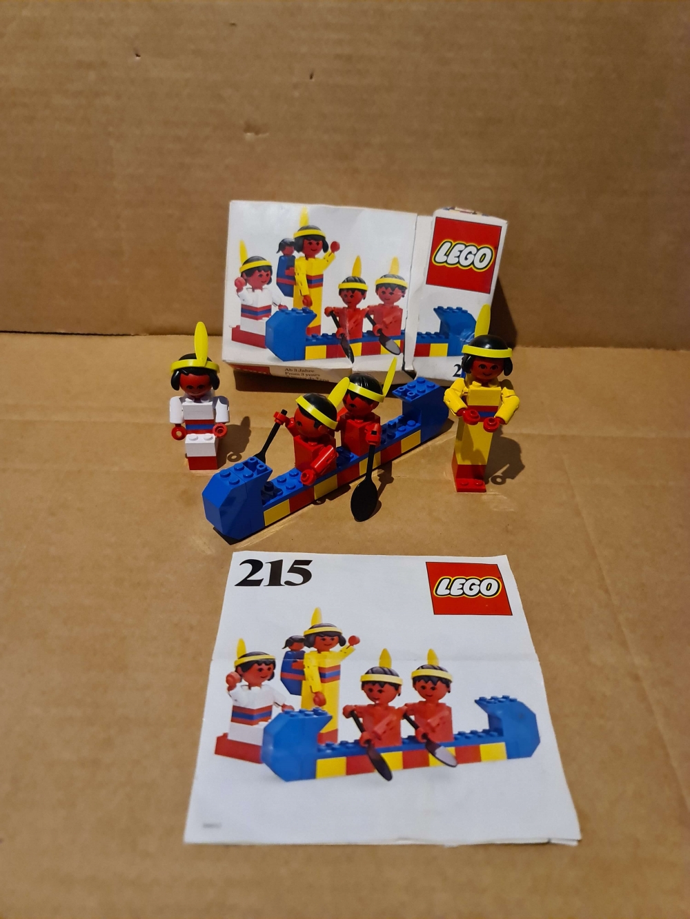 Sett 215 fra Lego : Buildings Sets With People : Western : Indians serien.
Fint sett. Komplett med manual og noe sliten eske.