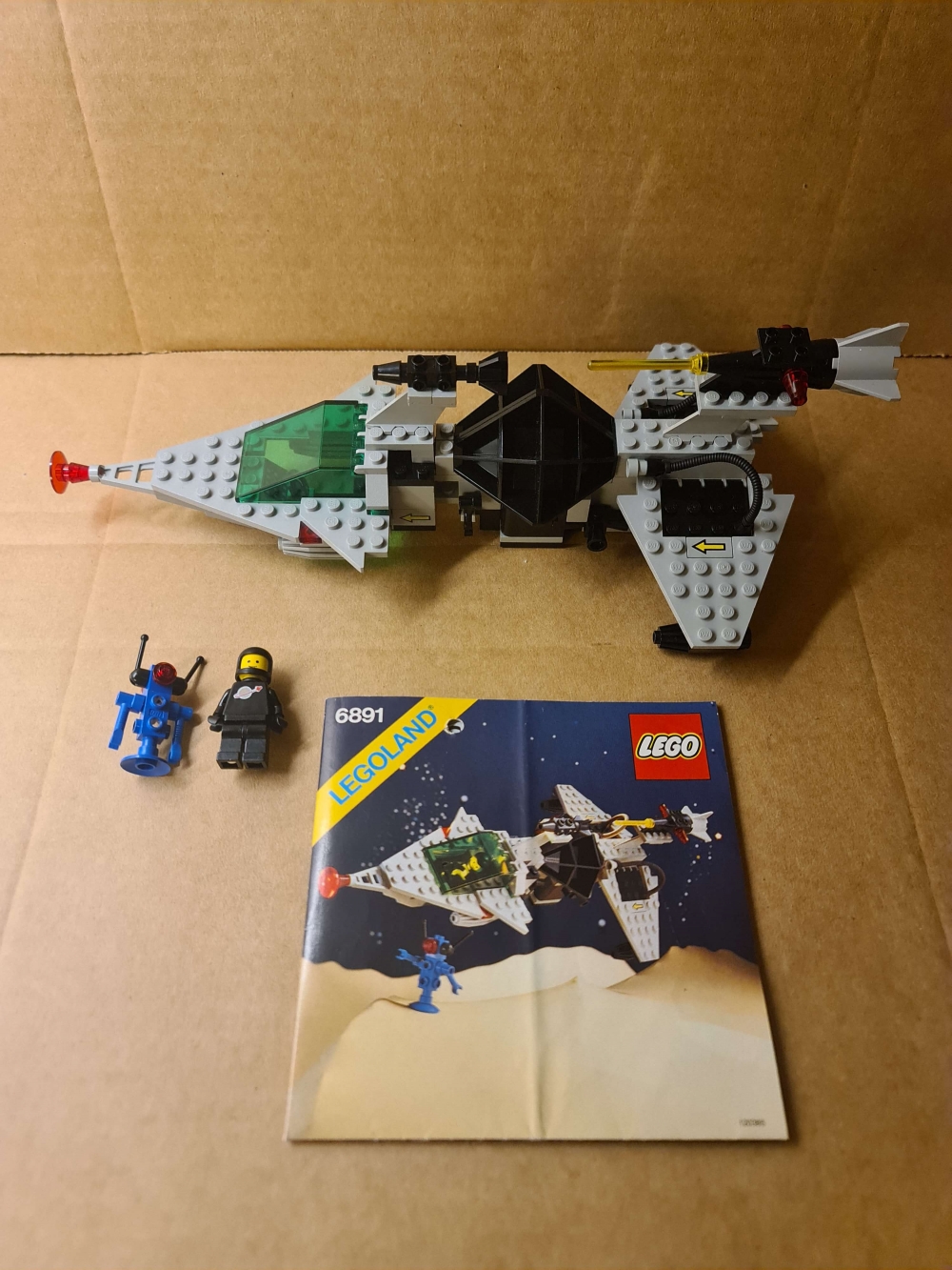 Sett 6891 fra Lego Classic Space serien.
Meget pent sett. 
Komplett med manual. Nydelige figurer.