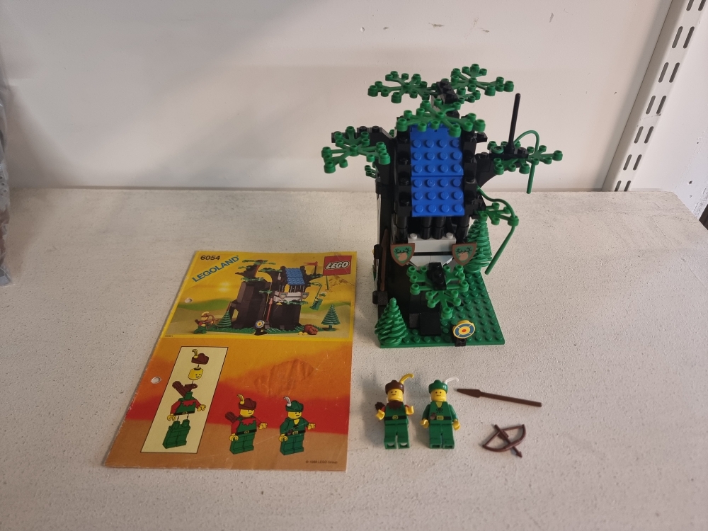 Sett 6054 fra Lego Castle : Forestmen serien.
Pent sett. Komplett med manual.
Nydelige figurer. Noe bruksmerker grunnet alder.