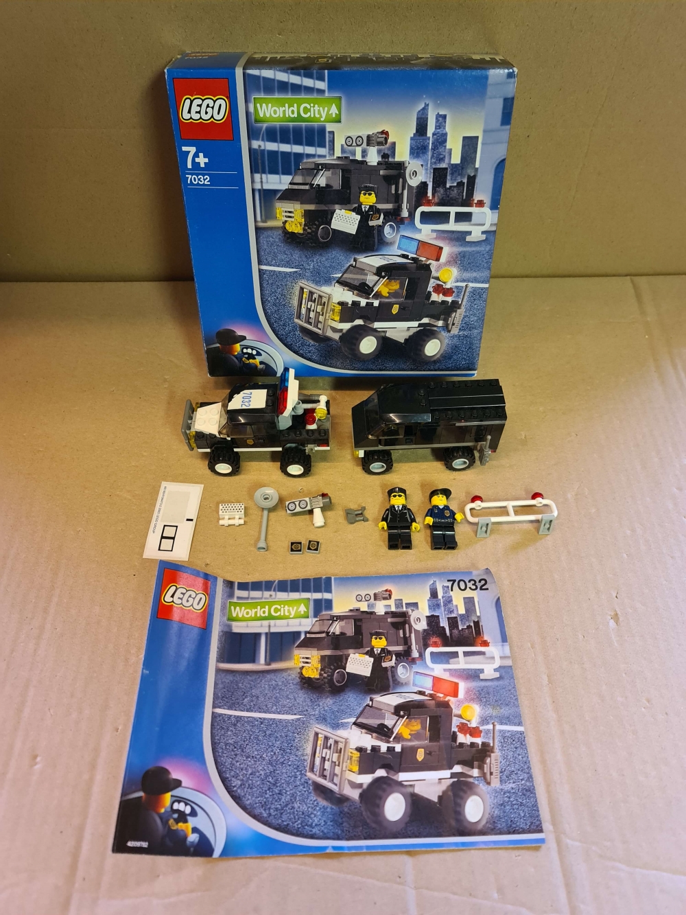 Sett 7032 fra Lego Town : World City serien.
Komplett med manual og eske.
Ett av klistremerkene begynner å bli dårlig.