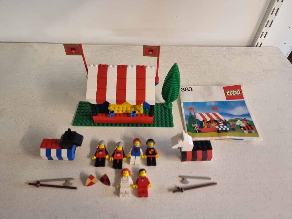 Sett 383-2 fra Lego Classic Castle serien.
Pent sett. Noen bruksmerker grunnet alder selvsagt.
Komplett med manual.
