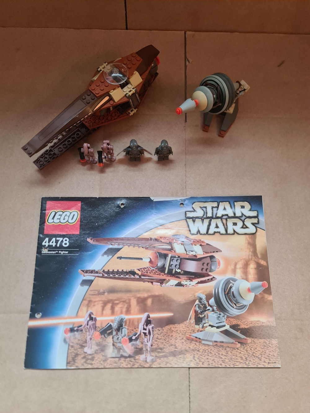 Sett 4478 fra Lego Star Wars : Episode 2 serien.
Fint sett, Noe antydning til solskade på noen få brikker (5-6 vanlige)
Komplett med manual.