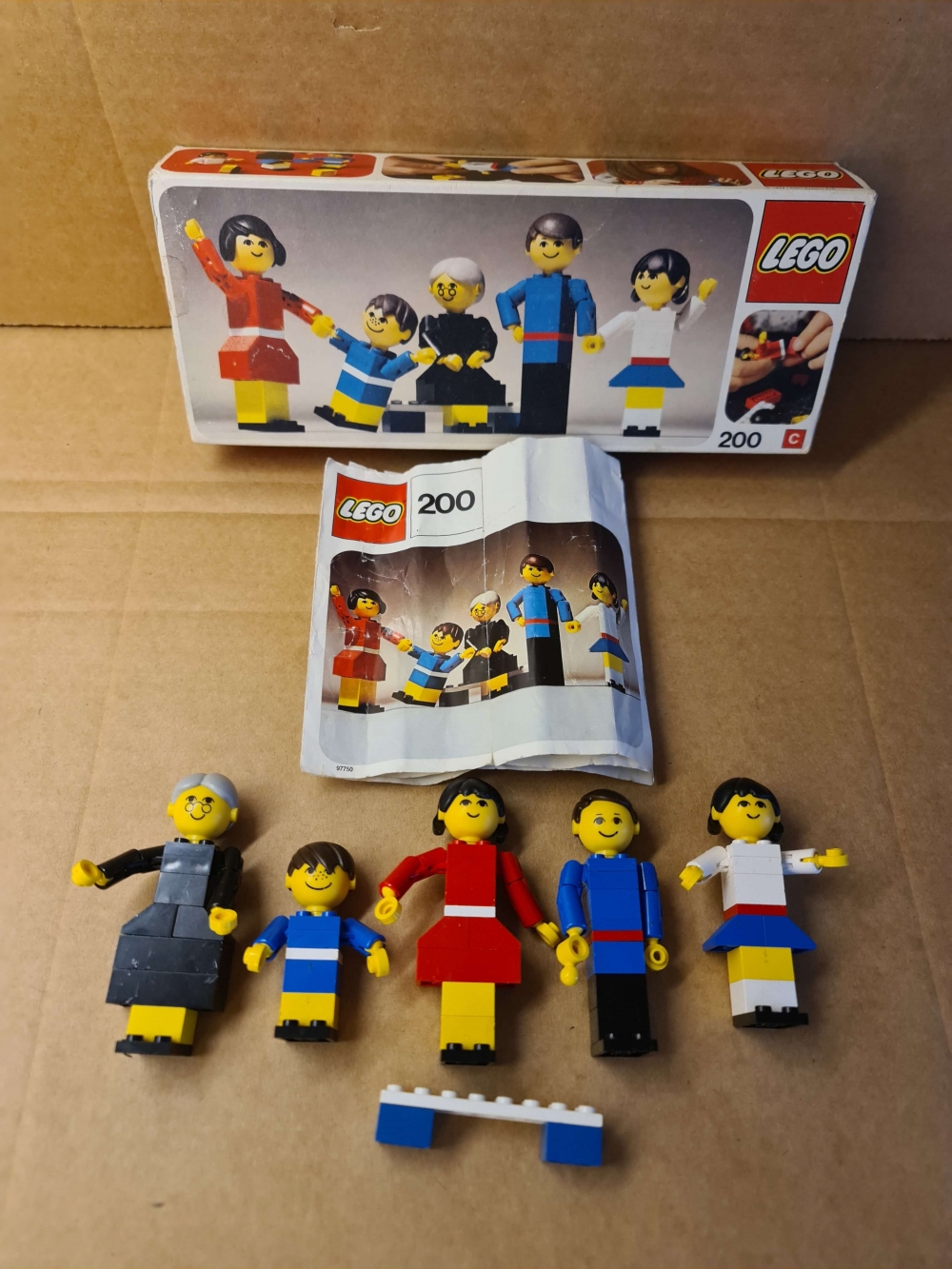 Sett 200 fra Lego Building Sets With People serien.
Fint sett. Komplett med manual og eske.