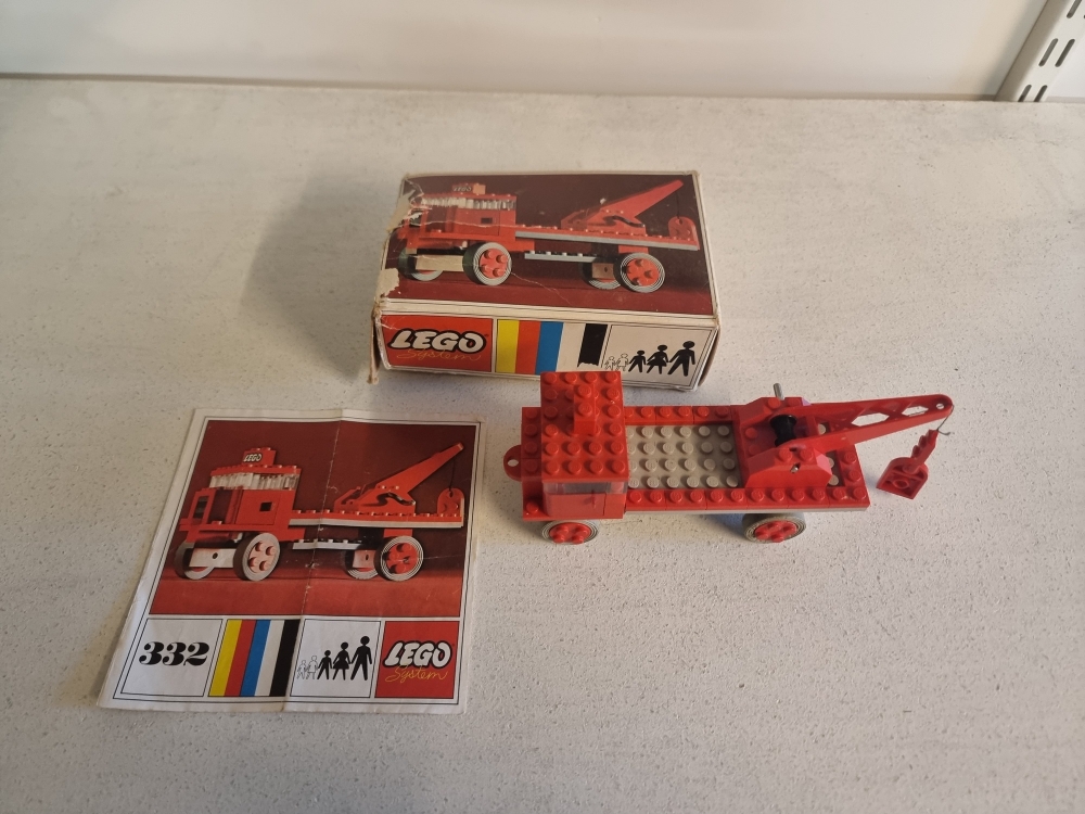 Sett 332 fra Lego Classic serien.
Flott sett. 
Komplett med manual og eske.
