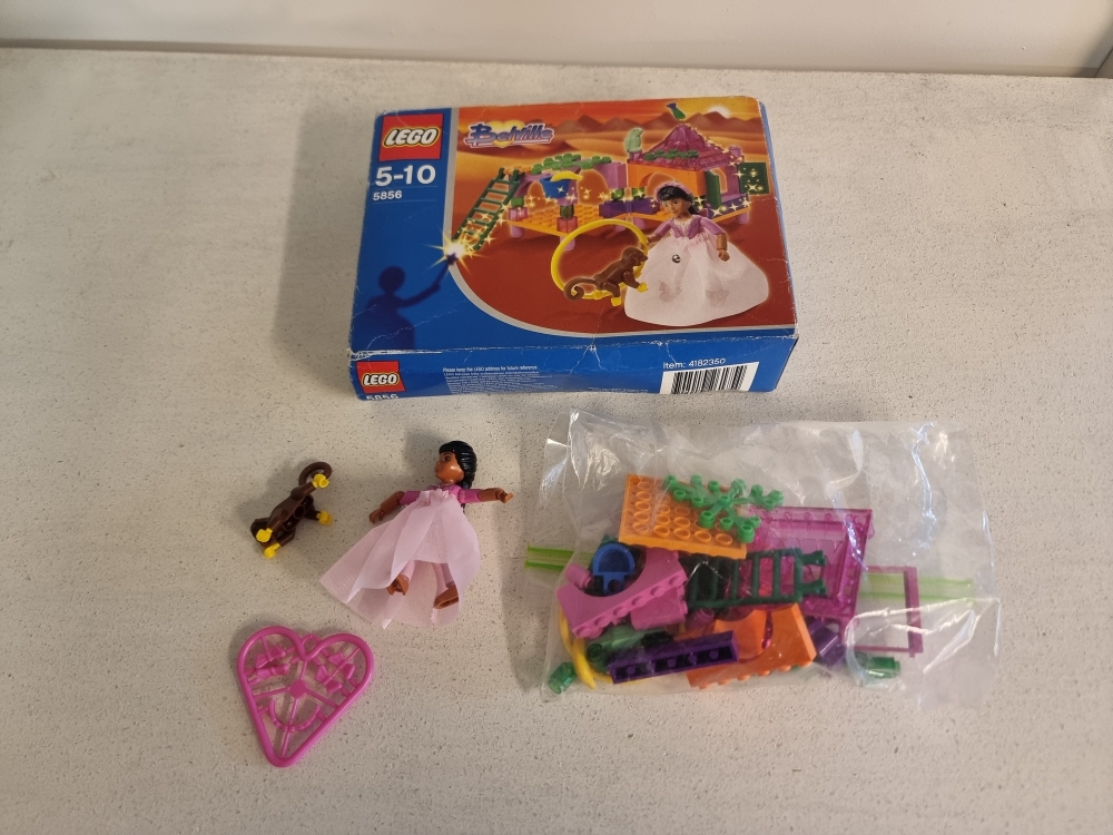 Lego 5856 fra Lego Belville : Golden Land serien.
Som nytt.
Komplett med eske.