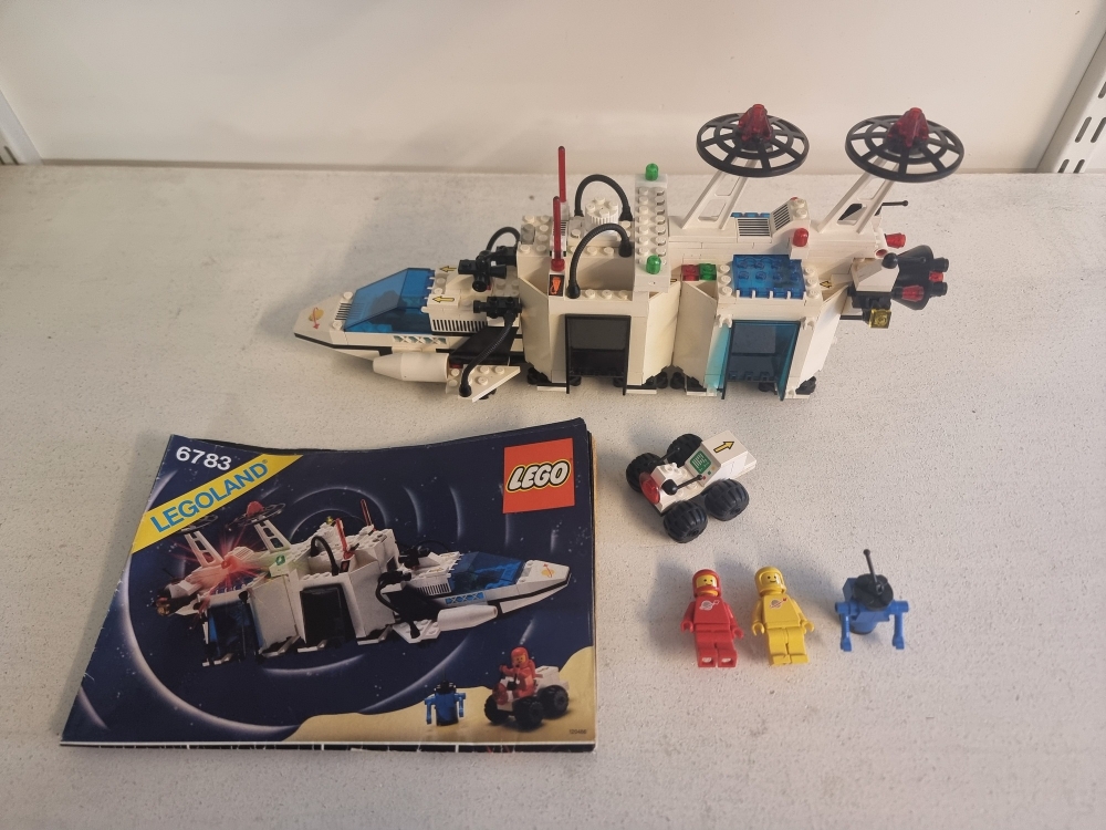 Sett 6783 fra Lego Classic Space serien.
Noe bruksmerker og misfarging på hvite brikker grunnet alder.
Komplett med manual
 