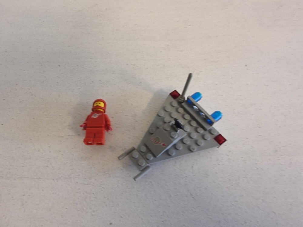 Sett 885 fra Lego Classic Space serien.
Pent brukt sett.
100% komplett uten manual. Noe dårlig print på figur.