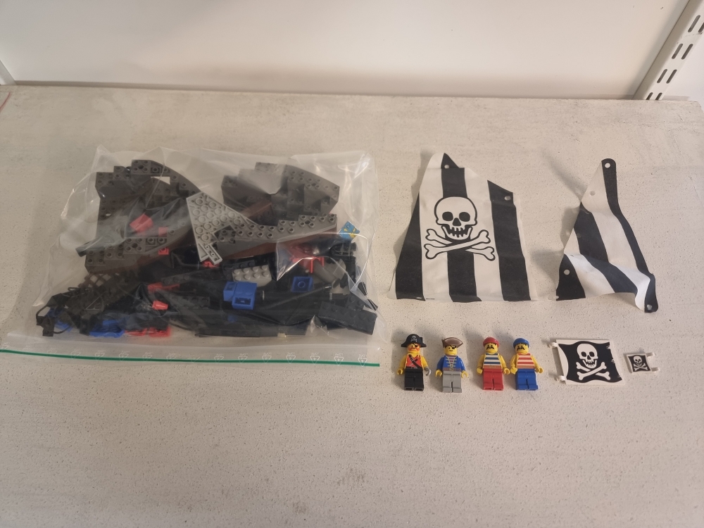 Sett 6268 fra Lego Pirates _ Pirates 1 serien.
Flott sett.
Komplett uten manual.