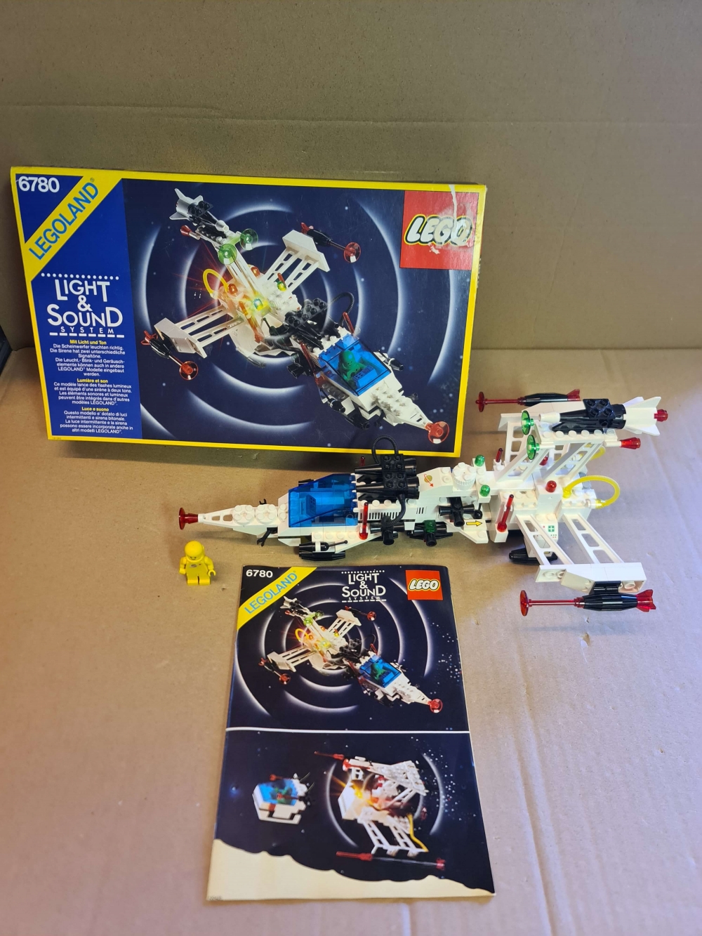 Sett 6780 fra Lego Classic Space serien. 
Kult sett med lys og lyd.

Settet er I meget god stand. Komplett med manual og eske. Ingen lekkasje I batteriboks.  Testet og fungerer. Esken har innereske og inlay. Reklamer som fulgte med er også der.