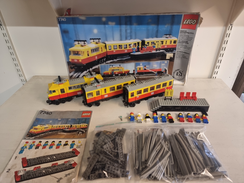 Sett 7740 fra lego Train: 12v serien.
Pent sett med noe bruksmerker.
Komplett foruten noen klistremerker. Med manual og eske.

