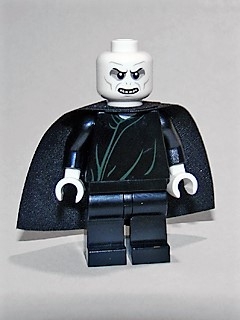 Voldemort, White Head, Black Cape, Dark Green Robe Lines
Komplett i god stand.