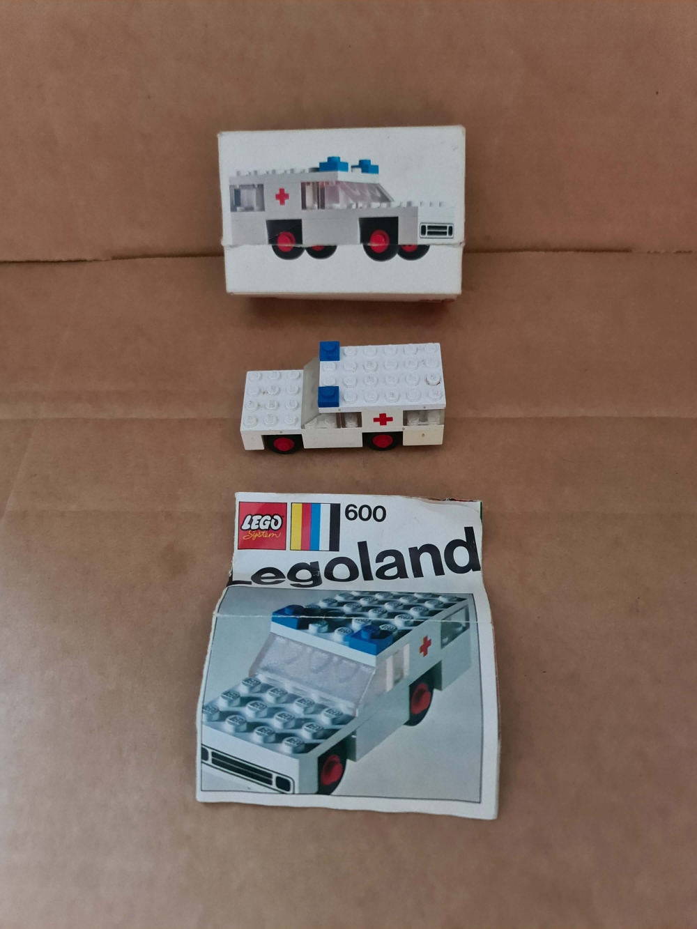 Sett 600 fra Lego : Legoland serien.
Fint sett. Noe nyanseforskjeller.
Komplett med manual og eske.