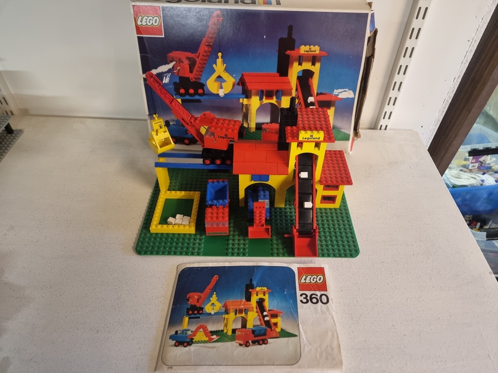 Sett 360 fra Lego Legoland serien.
Flott sett.
Komplett med manual og eske.