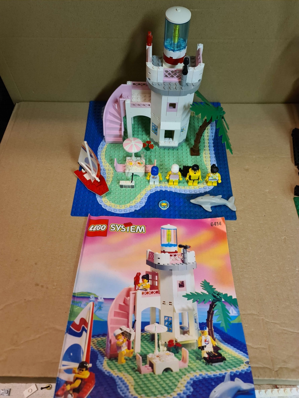 Sett 6414 fra Lego Paradisa serien
Fint sett. Komplett med manual.

Alle klistremerker på plass i god stand.

Noe antydning til misfarging på enkelte brikker. Se bilder.