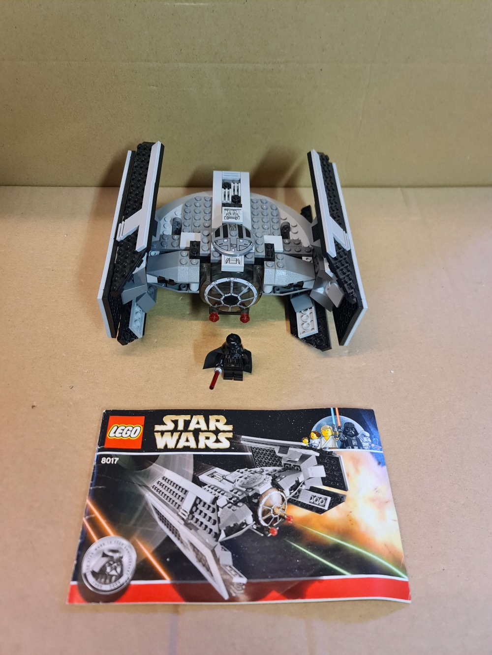 Sett 8017 fra Lego Star Wars: Episode 4/5/6 serien.

Meget pent.

Komplett med manual. 