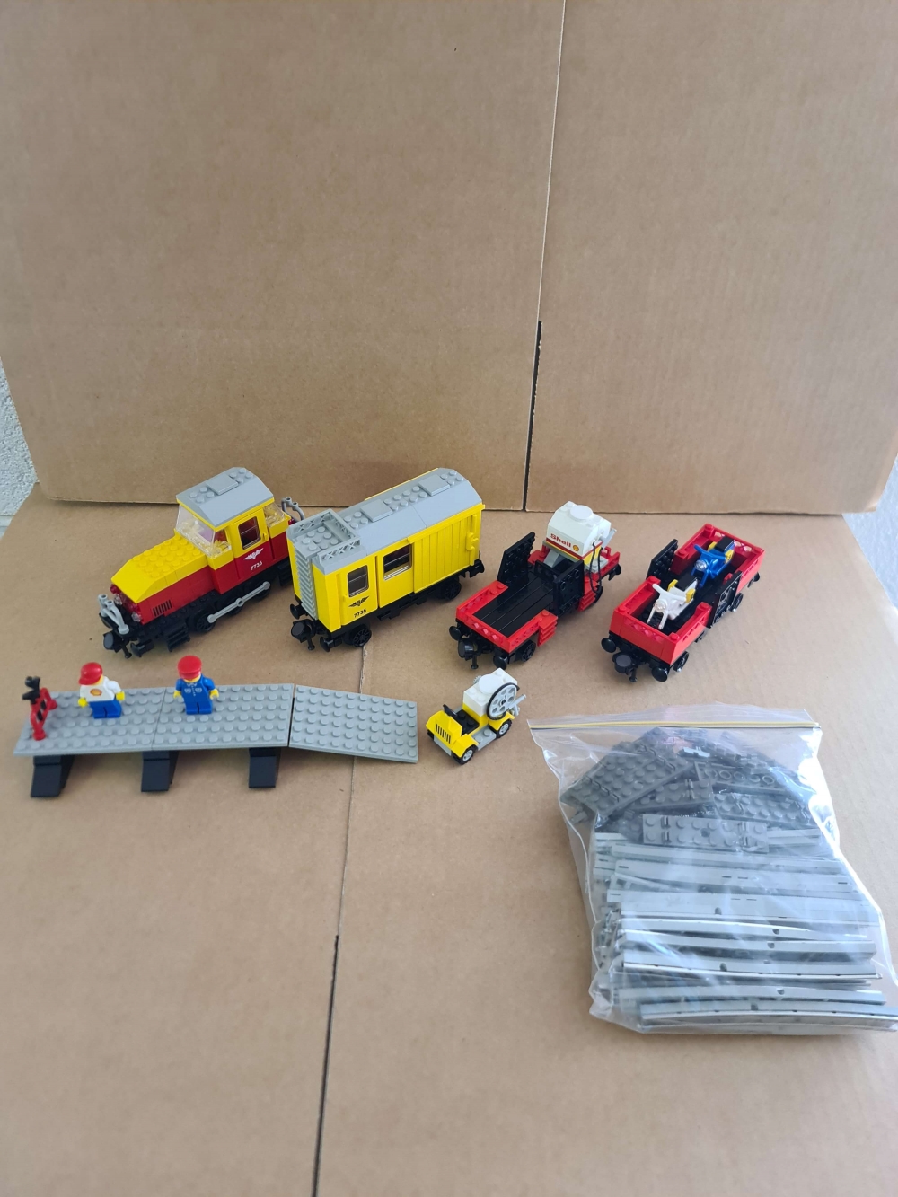 Sett 7735 fra LegoTrain : 12v serien.
Nydelig sett. Ingen misfarging. Kun originale deler fra settet.
100% komplett med manual. Flotte klistremerker. (NSB)
