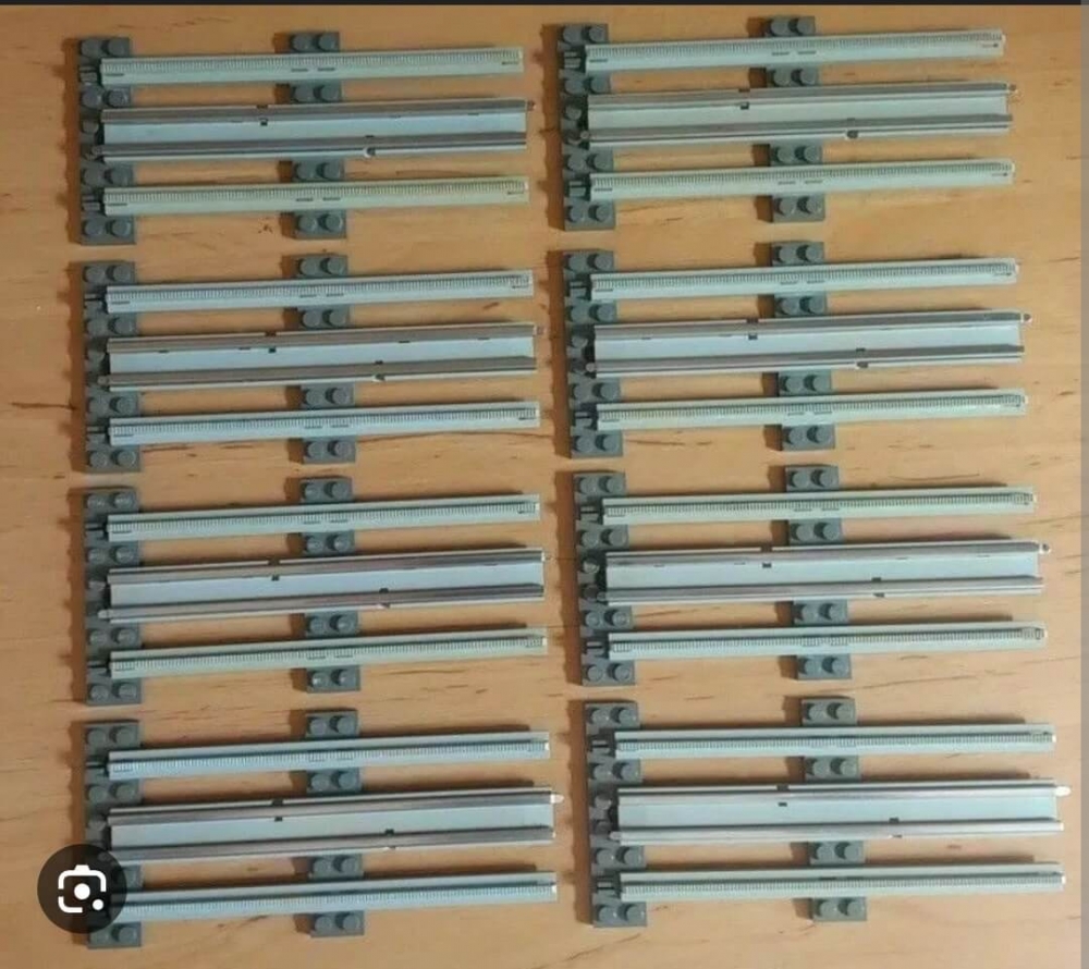 Skinne til Lego 12v tog.
Pris er pr stk. Kommer med 2 stk skinner, strømskinne og 2 stk sviller.