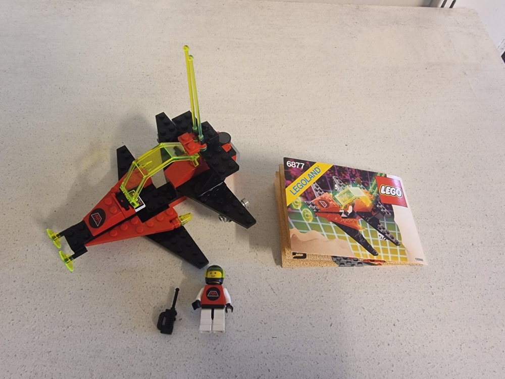 Sett 6877 fra Lego Space : M:Tron serien
Bortimot perfekt sett.
Komplett med manual.