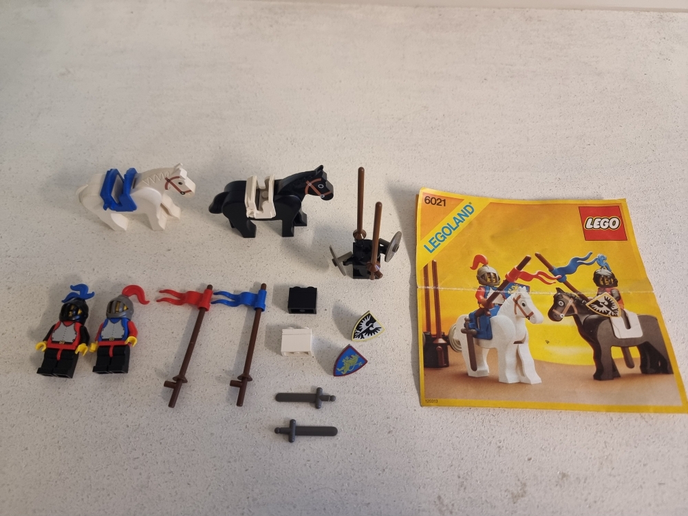 Sett 6021 fra Lego Castle : Lion Knights serien.
Meget pent sett.
Komplett med manual.