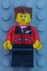 Red Jacket with Zipper Pockets and Classic Space Logo, Black Legs, Reddish Brown Flat Top Hair
Komplett i god stand.