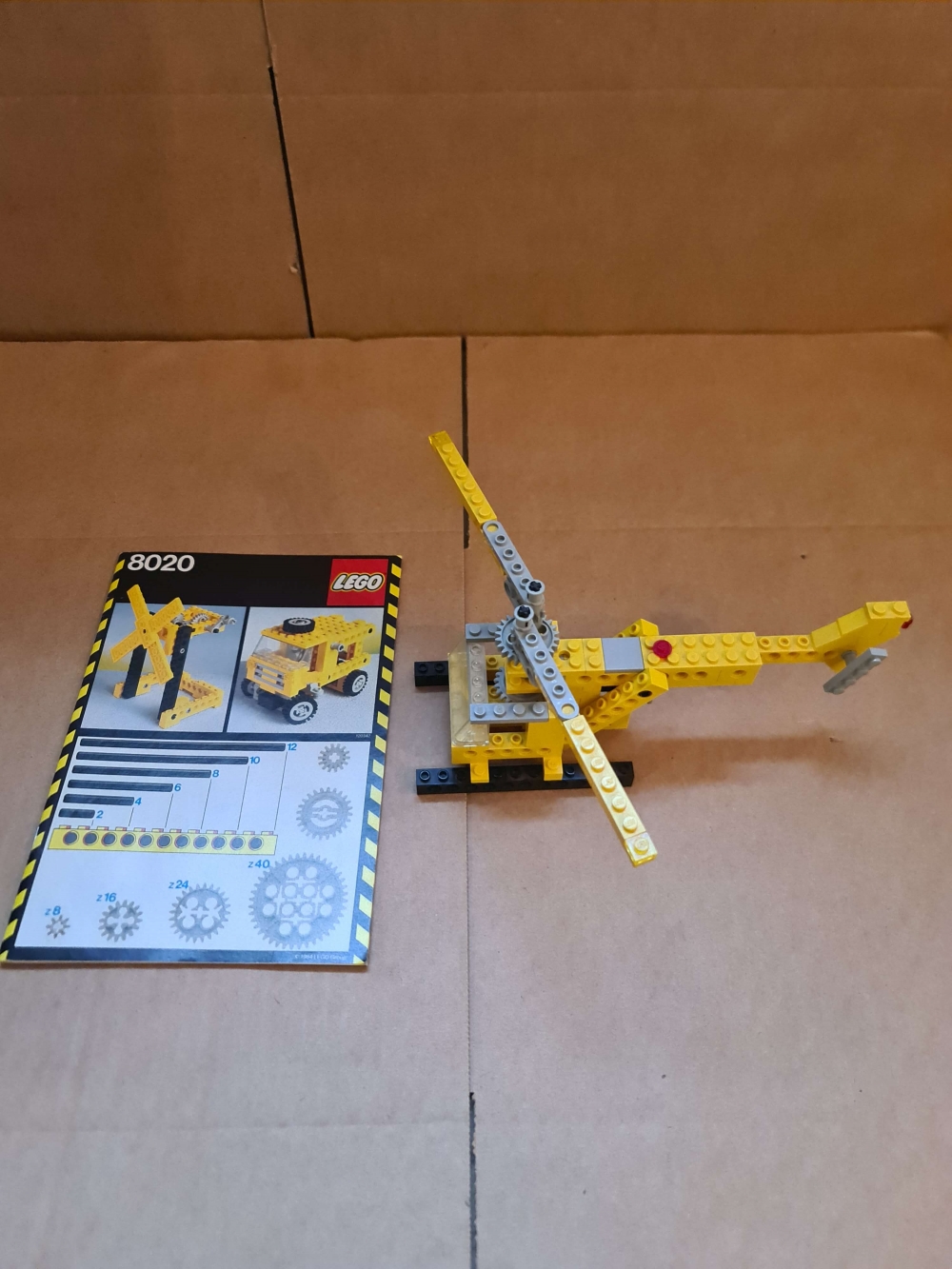 Sett 8020 fra Lego Technic serien. 

Komplett med manual og alle ekstra deler som trengs for alternative modeller. 
Gammelt sett så noe bruksmerker vil forekomme.