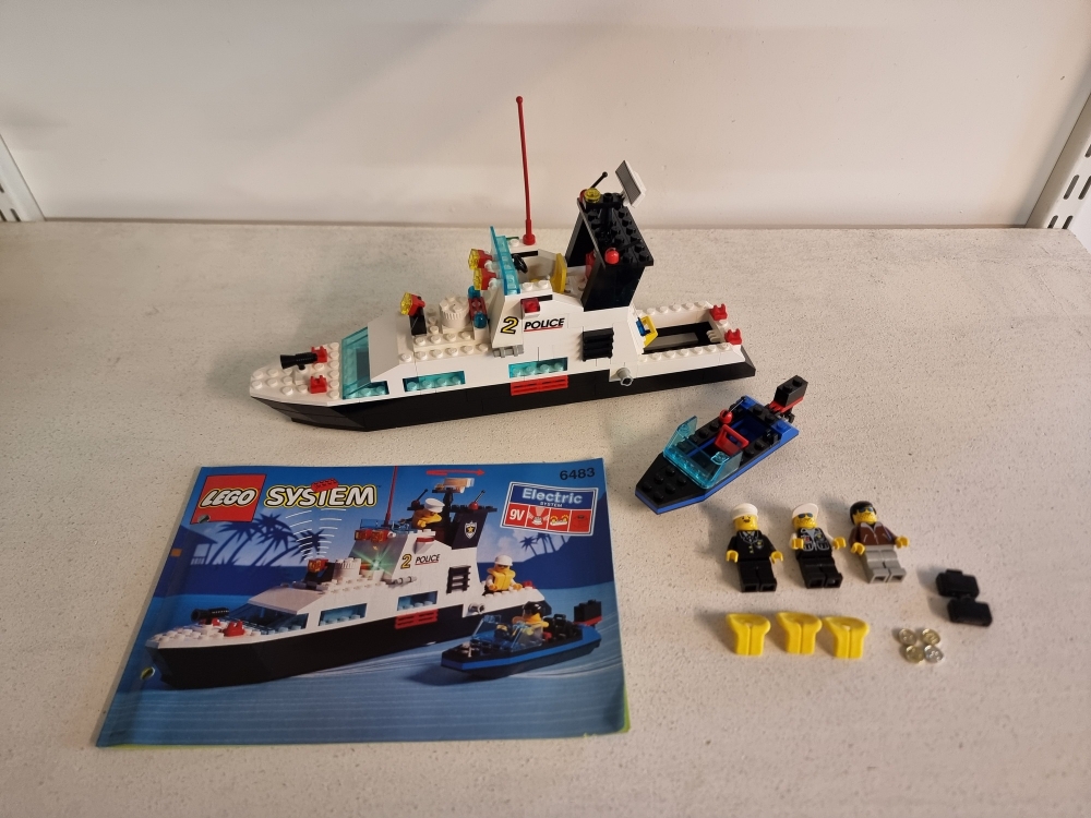 Sett 6483 fra Lego Classic Town : Police
Meget pent sett. Mangler to klistremerker.
Komplett med manual.