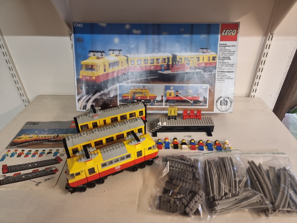 Sett 7740 fra lego Train: 12v serien.
Pent sett. 
Komplett (Foruten ett Speisewagen klistremerke.) med manual og eske.
