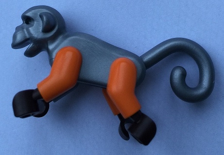 Monkey with Dark Brown Hands and Feet, 1 Flat Silver Arm, 1 Orange Arm and Orange Legs (Monkey Wretch)
Komplett i god stand.