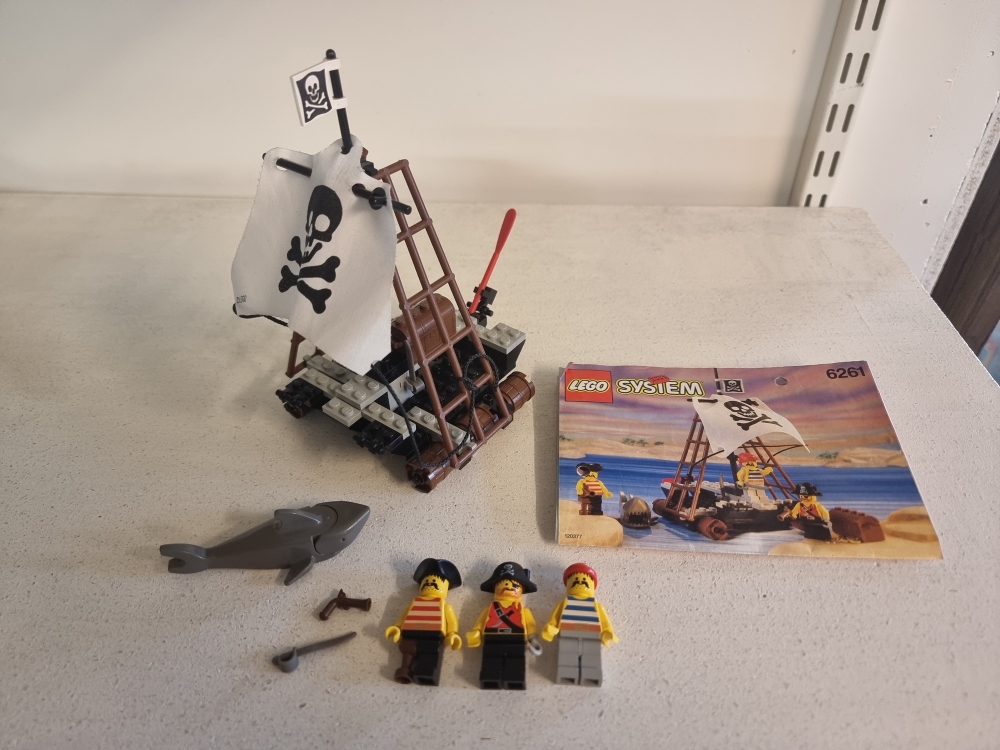 Sett 6261 fra Lego Pirates : Pirates I serien.
Bortimot perfekt sett.
Komplett med manual.